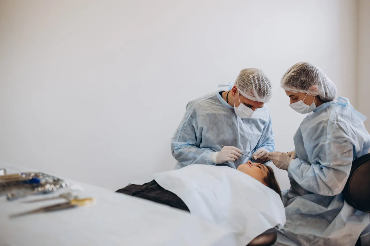 Symbolbild: Dermatochirurgie in Rostock, ambulanter Eingriff zur Entfernung einer Hautveränderung unter sterilen Bedingungen
