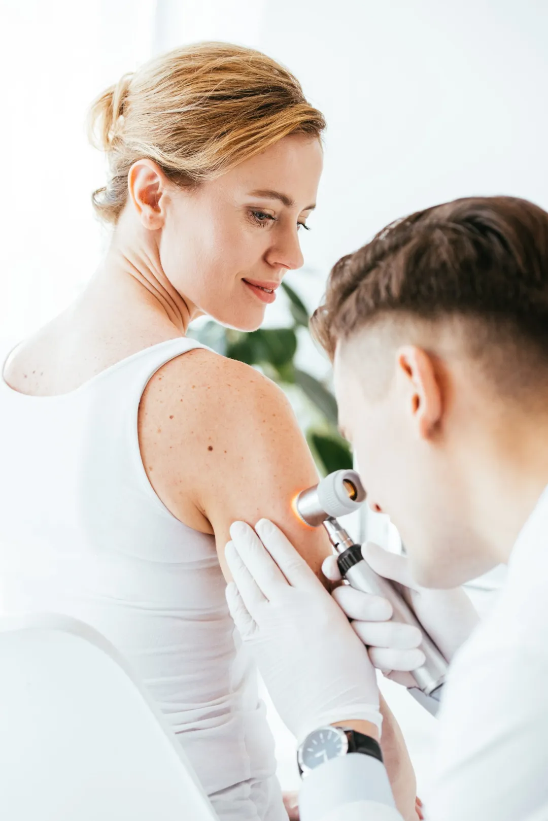 Symbolbild: Dermatoskopie der Haut an der Schulter einer Patientin beim Hautkrebsscreening in Rostock